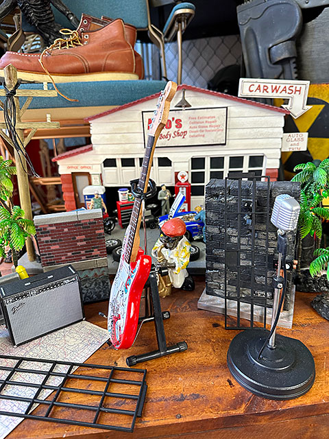 ジミ・ヘンドリックス　フェンダー　ストラトキャスター　モントレー・ポップ・フェスティバル　オフィシャル　ミニギター　レプリカ　1/4 |  | 04