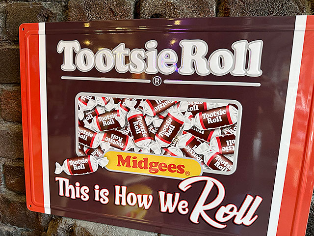 トッツィロール　エンボスティンサイン　（This is How We Roll）　ブリキ看板　■ アメリカン雑貨 アメリカ雑貨 |  | 01