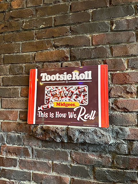 トッツィロール　エンボスティンサイン　（This is How We Roll）　ブリキ看板　■ アメリカン雑貨 アメリカ雑貨 |  | 03
