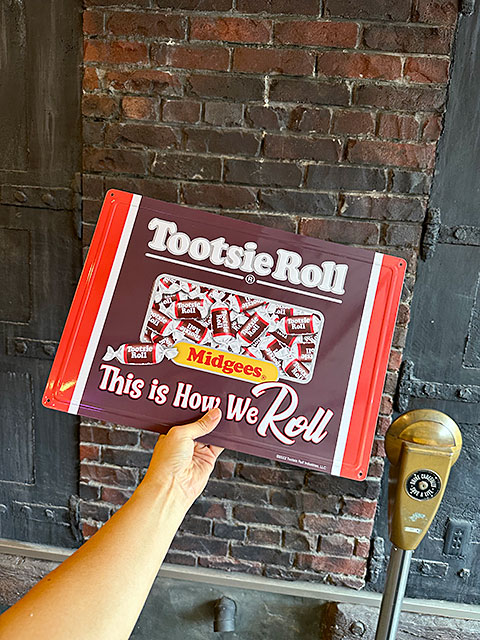 トッツィロール　エンボスティンサイン　（This is How We Roll）　ブリキ看板　■ アメリカン雑貨 アメリカ雑貨 |  | 04