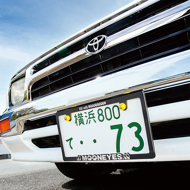 MOONEYES　ムーンアイズ　スキニー　3Dライセンスフレーム　クロームロゴ　（日本のナンプレ用サイズ）　単品　■ アメリカン雑貨 | 