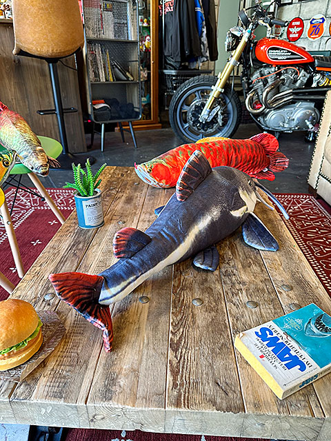 リアル熱帯魚ぬいぐるみ　レッドテールキャットフィッシュ　77cm　肉食魚 ■ アメリカン雑貨 アメリカ雑貨