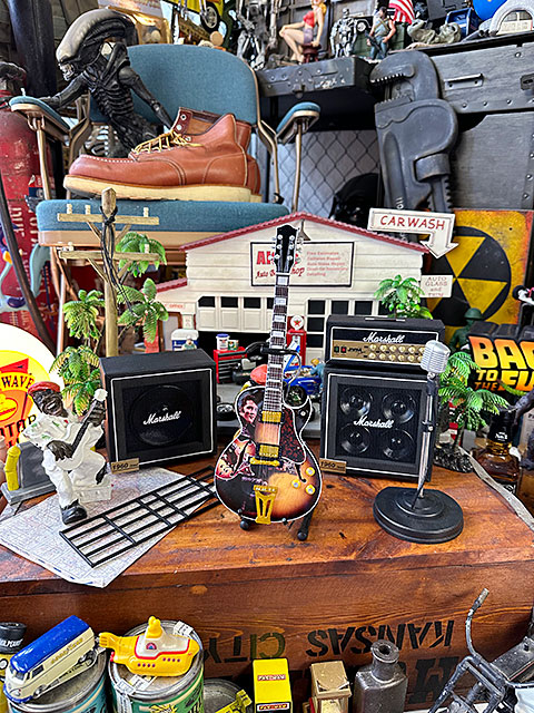 エルヴィス・プレスリー　オフィシャルライセンス　'68カムバック　スペシャル　ホロウボディ　ミニギター　レプリカ　1/4スケール |  | 03