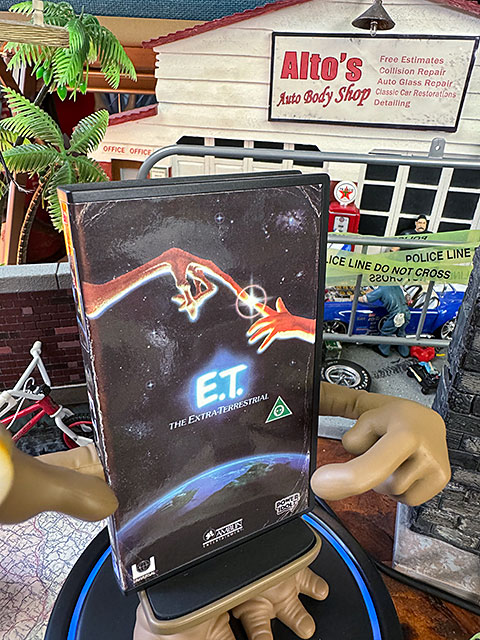 映画「E.T.」パワーアイドルズ モバイルスタンド Qiワイヤレス充電器 
