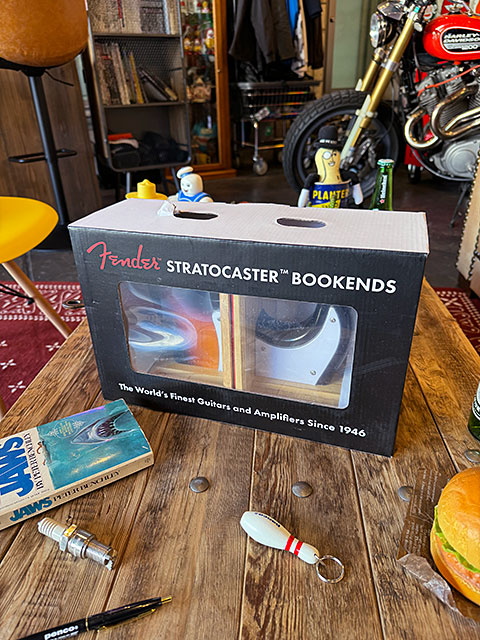 ☆新品限定色 ☆FENDER BOOKENDS フェンダーブックエンドBLACK FENDER ( フェンダー ) BOOKENDS STRATOCASTER SUNBURST 送料