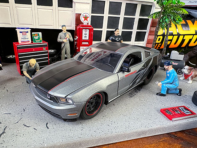 Jada　2010年　フォード　マスタング　GT　ダイキャストミニカー　1/24スケール　（ガンメタ/ストライプ）　■　アメリカン雑貨