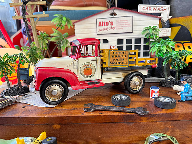 昔のピックアップトラック ブリキオブジェ Mサイズ （レッド