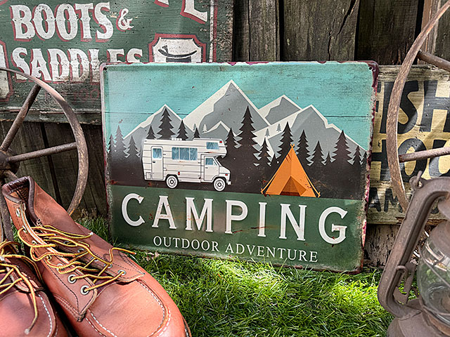 アウトドア　キャンプ　エンボスティンサイン　（キャンピングカー）　ブリキ看板　■　アメリカン雑貨　アメリカ雑貨 | 