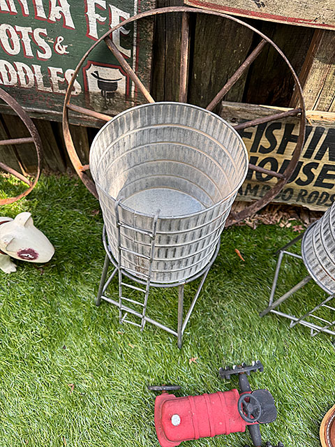 オールドアメリカ　ウォータータンク　給水塔　プランター　（Lサイズ）　ブリキオブジェ　■　アメリカン雑貨　アメリカ雑貨 |  | 01