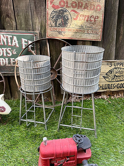 オールドアメリカ　ウォータータンク　給水塔　プランター　（2個セット）　ブリキオブジェ　■　アメリカン雑貨　アメリカ雑貨 | 