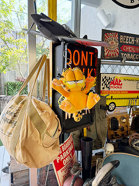 ガーフィールド　ガラス貼り付きぬいぐるみ　（吸盤付き）　■　アメリカン雑貨　アメリカ雑貨 |  | 05