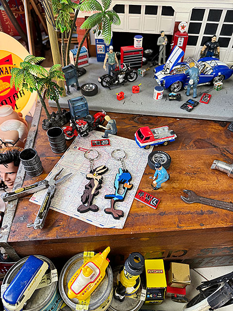 ロードランナー　＆　ワイリーコヨーテ　ラバーキーホルダー　（2個セット）　■　アメリカン雑貨　アメリカ雑貨 |  | 02