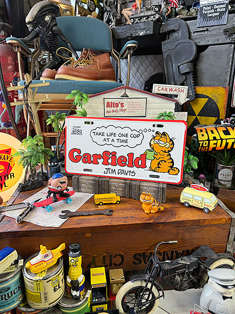 ガーフィールド　ライセンスプレート　（コーヒー/ホワイト）　■　アメリカン雑貨　アメリカ雑貨 |  | 01