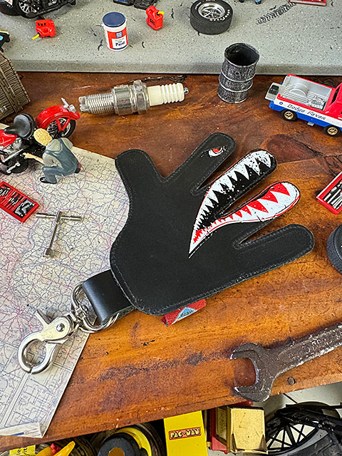 好きなポーズに変形！　シャークヘッド　ハンドサイン　レザーキーホルダー　SHABY　（ブラック）　シャークマウス 爆買 | 