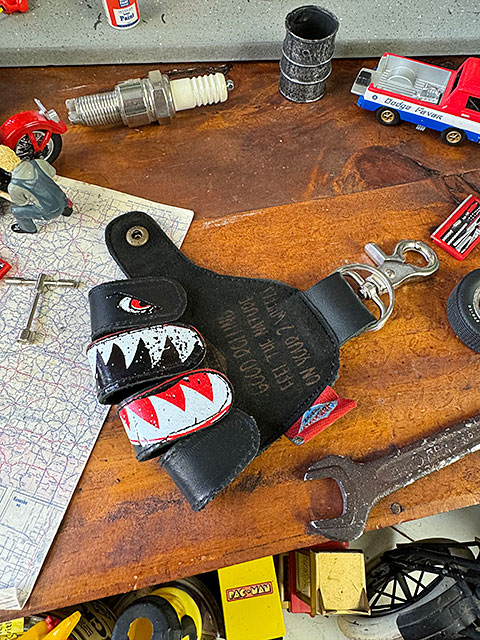 好きなポーズに変形！　シャークヘッド　ハンドサイン　レザーキーホルダー　SHABY　（ブラック）　シャークマウス 爆買 |  | 04