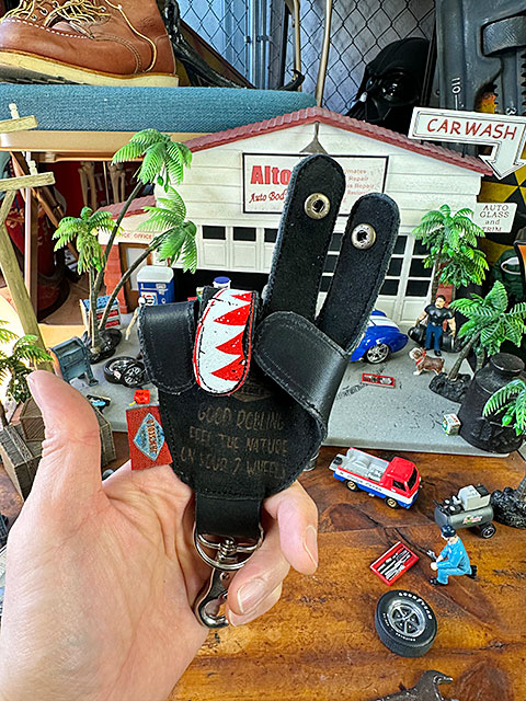 好きなポーズに変形！　シャークヘッド　ハンドサイン　レザーキーホルダー　SHABY　（ブラック）　シャークマウス 爆買 |  | 01