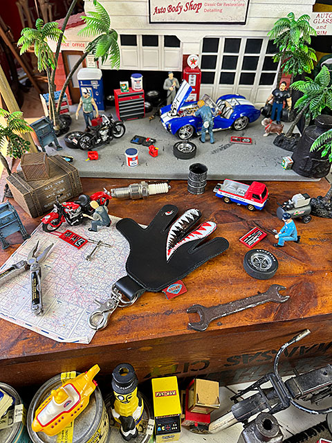 好きなポーズに変形！　シャークヘッド　ハンドサイン　レザーキーホルダー　SHABY　（ブラック）　シャークマウス 爆買 |  | 07