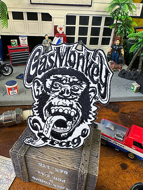 ガスモンキーガレージ　ワッペン　（ロゴ/ホワイト/縦型）　■　アメリカン雑貨　アメリカ雑貨 爆買 | 