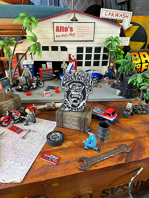 ガスモンキーガレージ　ワッペン　（ロゴ/ホワイト/縦型）　■　アメリカン雑貨　アメリカ雑貨 爆買 |  | 01