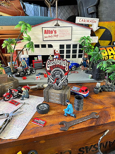 ガスモンキーガレージ　ワッペン　（ロゴ/ゴールド＆レッド/縦型）　■　アメリカン雑貨　アメリカ雑貨 |  | 01