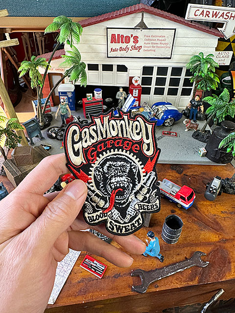 ガスモンキーガレージ　ワッペン　（ロゴ/ゴールド＆レッド/縦型）　■　アメリカン雑貨　アメリカ雑貨 |  | 02