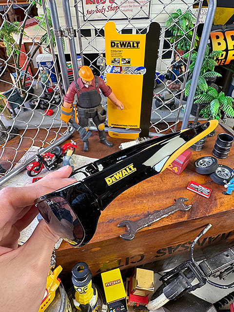 DEWALT　デウォルト　ドミネーター　保護メガネ　（スモークレンズ）　セーフティグラス　UVカット　曇り止め　軽量　安全メガネ　ゴーグル｜candytower｜02