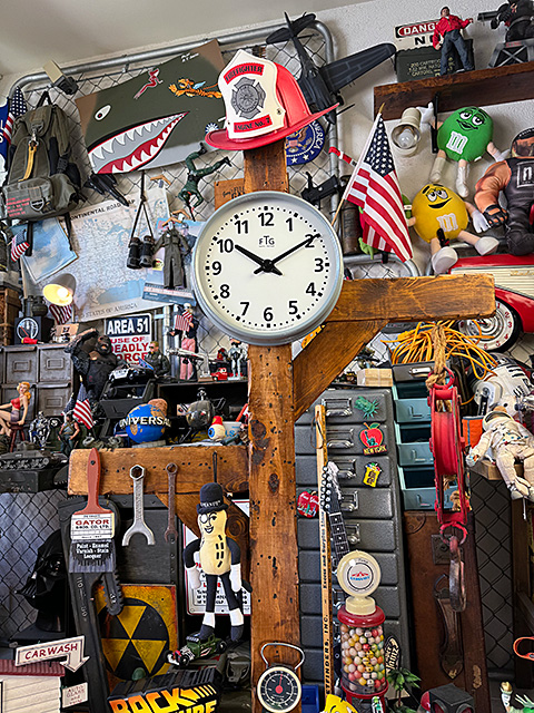 トラフィック　クロック　（FRUTIGER）　壁掛け時計　スイープムーブメント ■ アメリカン雑貨 アメリカ雑貨 |  | 02