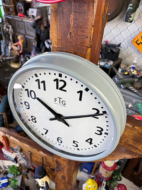 トラフィック　クロック　（FRUTIGER）　壁掛け時計　スイープムーブメント ■ アメリカン雑貨 アメリカ雑貨 |  | 05