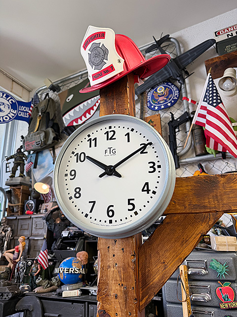 トラフィック　クロック　（FRUTIGER）　壁掛け時計　スイープムーブメント ■ アメリカン雑貨 アメリカ雑貨 |  | 06