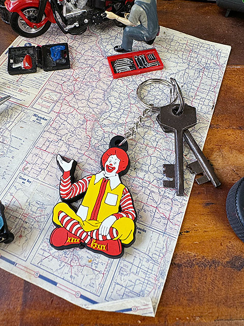 ロナルド　マクドナルド　ラバーキーホルダー　（クロスレッグド） ■ アメリカン雑貨 アメリカ雑貨 | 