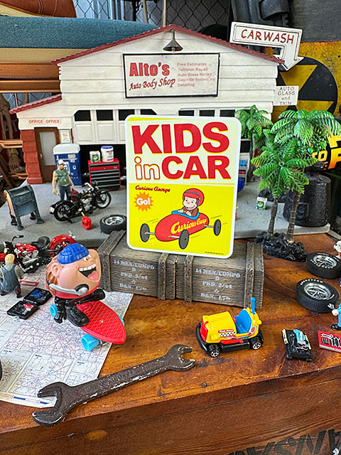 おさるのジョージ　「子供が車に乗ってます」　車用ステッカー　（レーサージョージ） ■ アメリカン雑貨 アメリカ雑貨 |  | 01