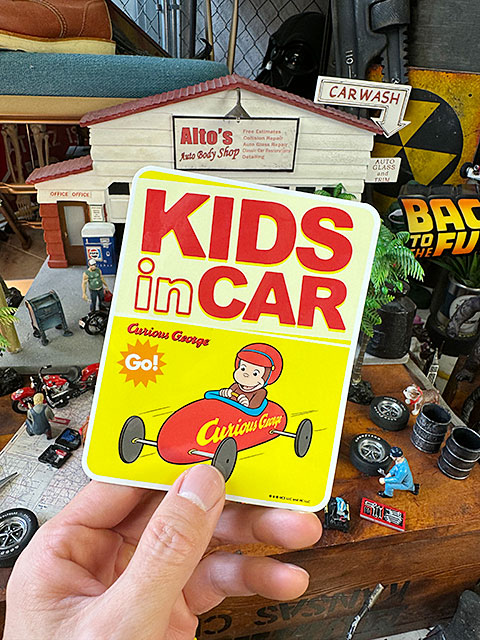 おさるのジョージ　「子供が車に乗ってます」　車用ステッカー　（レーサージョージ） ■ アメリカン雑貨 アメリカ雑貨 |  | 02