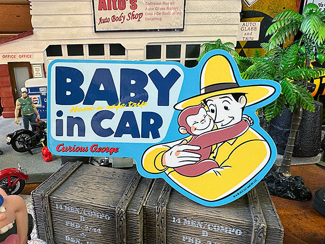 おさるのジョージ　「赤ちゃんが車に乗ってます」　車用ステッカー　（黄色い帽子のおじさん） ■ アメリカン雑貨 アメリカ雑貨 | 