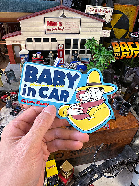 おさるのジョージ　「赤ちゃんが車に乗ってます」　車用ステッカー　（黄色い帽子のおじさん） ■ アメリカン雑貨 アメリカ雑貨 |  | 02