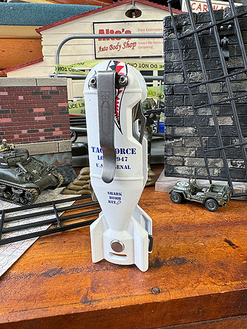 タックフォース　シャークボム　キーケース　（ホワイト/U.S.エアフォース）　最大3本まで収納可能　栓抜き付き |  | 05