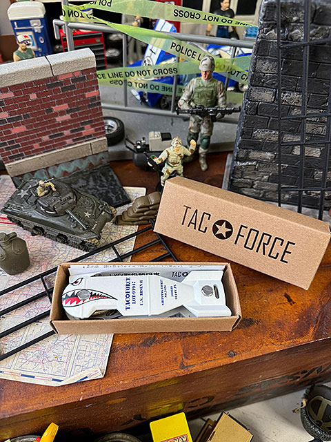 タックフォース　シャークボム　キーケース　（ホワイト/U.S.エアフォース）　最大3本まで収納可能　栓抜き付き |  | 07