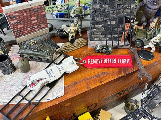 タックフォース　シャークボム　キーケース　（ホワイト/U.S.エアフォース）　最大3本まで収納可能　栓抜き付き |  | 08