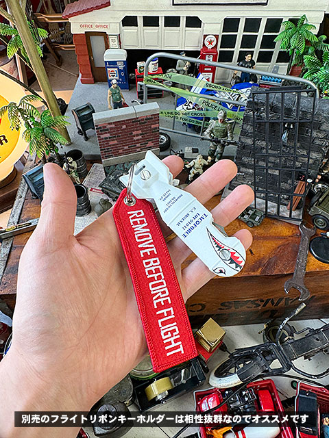 タックフォース　シャークボム　キーケース　（ホワイト/U.S.エアフォース）　最大3本まで収納可能　栓抜き付き |  | 09