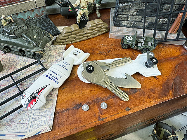 タックフォース　シャークボム　キーケース　（ホワイト/U.S.エアフォース）　最大3本まで収納可能　栓抜き付き |  | 10