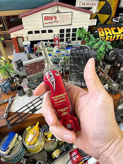 タックフォース　シャークボム　キーケース　（レッド/U.S.マリーン）　最大3本まで収納可能　栓抜き付き |  | 01