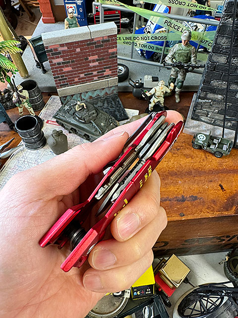 タックフォース　シャークボム　キーケース　（レッド/U.S.マリーン）　最大3本まで収納可能　栓抜き付き |  | 05