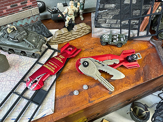 タックフォース　シャークボム　キーケース　（レッド/U.S.マリーン）　最大3本まで収納可能　栓抜き付き |  | 08