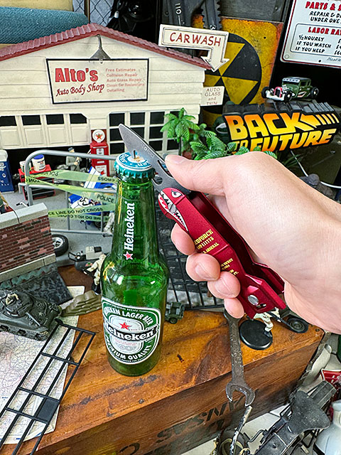 タックフォース　シャークボム　キーケース　（レッド/U.S.マリーン）　最大3本まで収納可能　栓抜き付き |  | 09