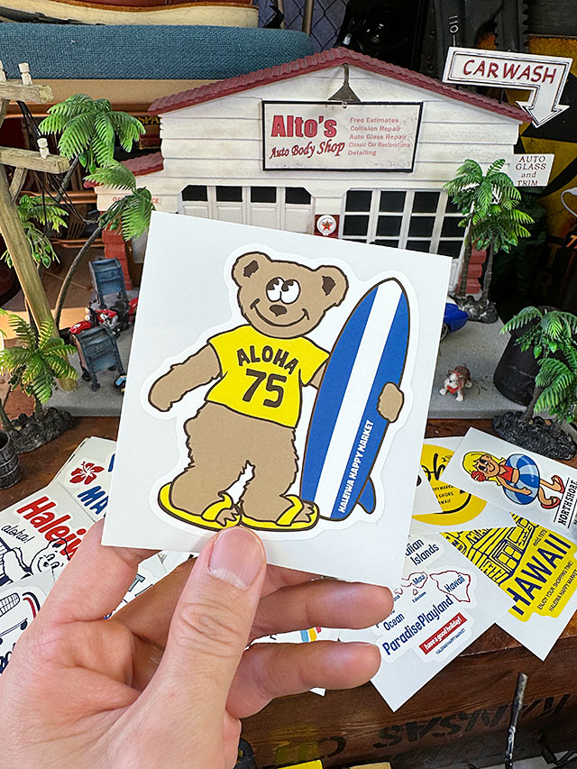 ハレイワ　ハッピーマーケット　ステッカー　Lサイズ　（サーフベアー/2401O） ■ アメリカン雑貨 アメリカ雑貨 |  | 02