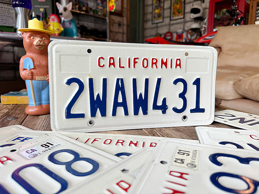 アメリカ　USEDナンバープレート　（カリフォルニア州/1987〜1992年デザイン）　ライセンスプレート ■ アメリカン雑貨 アメリカ雑貨 |  | 01