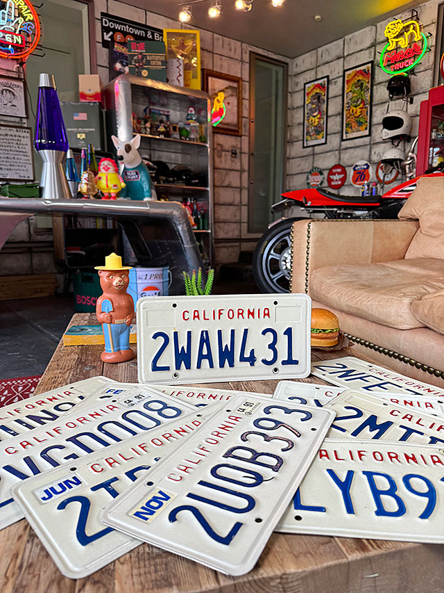 アメリカ　USEDナンバープレート　（カリフォルニア州/1987〜1992年デザイン）　ライセンスプレート ■ アメリカン雑貨 アメリカ雑貨 |  | 02