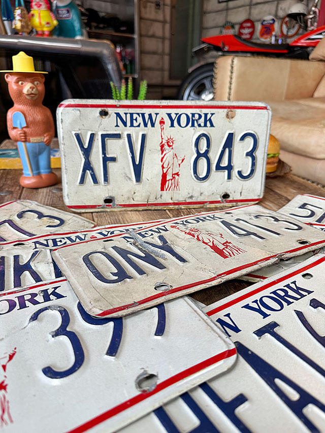 アメリカ　USEDナンバープレート　（ニューヨーク州）　ライセンスプレート　※ダメージ多め ■ アメリカン雑貨 アメリカ雑貨 | 
