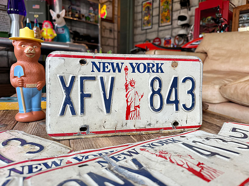 アメリカ　USEDナンバープレート　（ニューヨーク州）　ライセンスプレート　※ダメージ多め ■ アメリカン雑貨 アメリカ雑貨 |  | 01