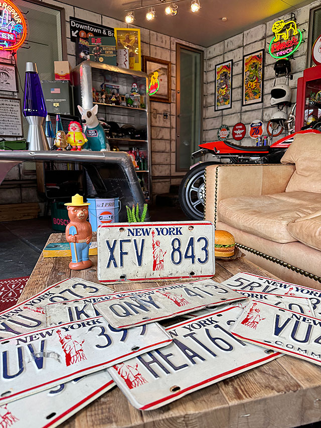 アメリカ　USEDナンバープレート　（ニューヨーク州）　ライセンスプレート　※ダメージ多め ■ アメリカン雑貨 アメリカ雑貨 |  | 02