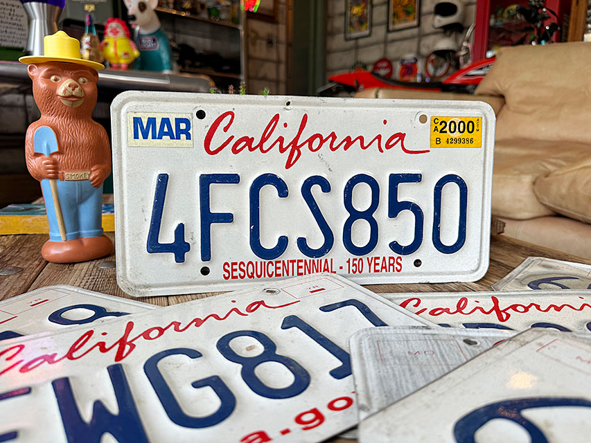 アメリカ　USEDナンバープレート　（カリフォルニア州/1993年以降の筆記体バージョン）　ライセンスプレート |  | 01